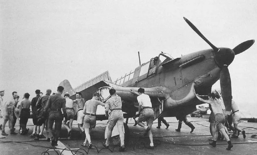 1/700 フェアリー フルマーは (翼畳んだ状態)