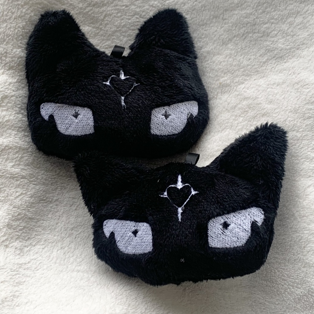 クロス黒ネコちゃん