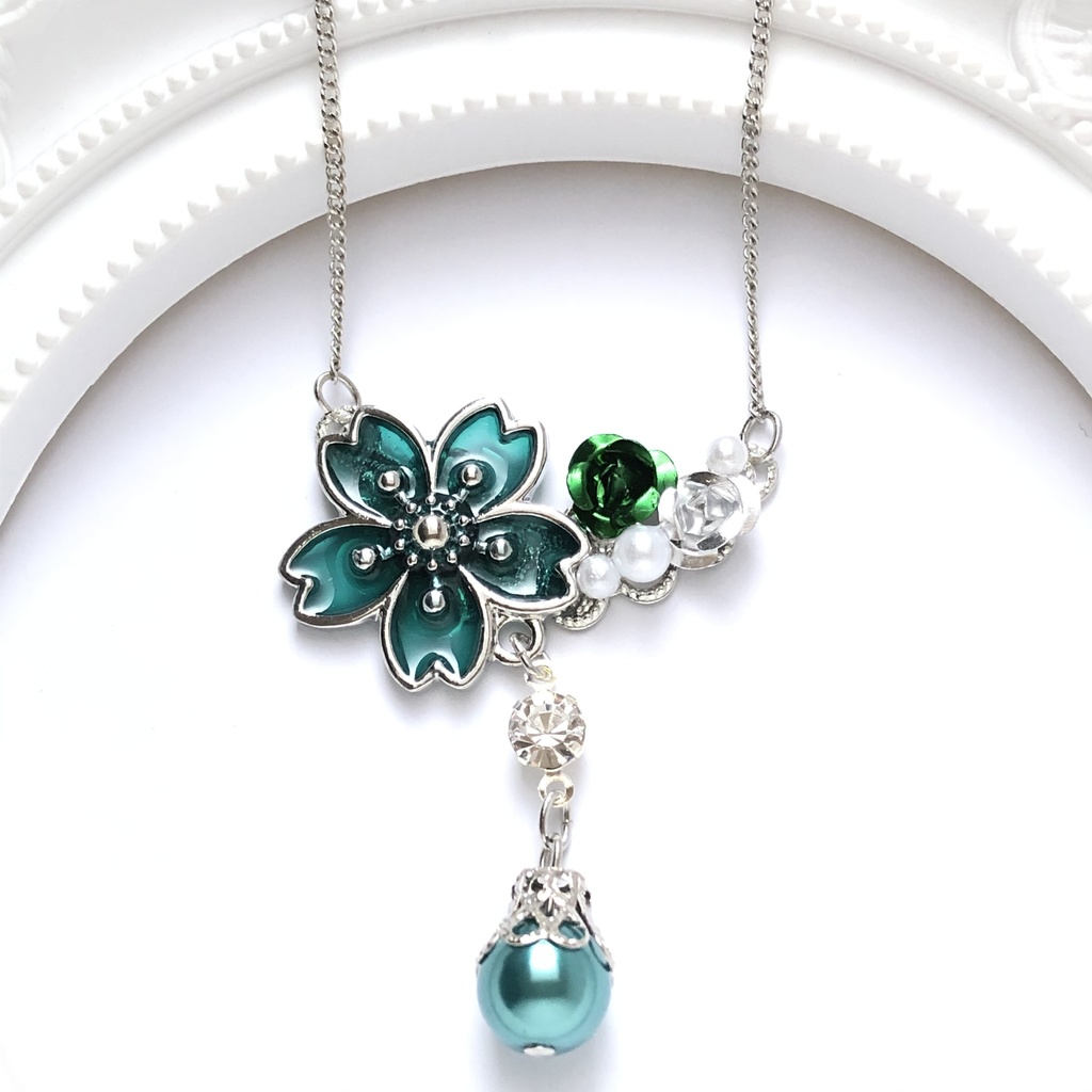 恋い焦がれた桜の緑ネックレス