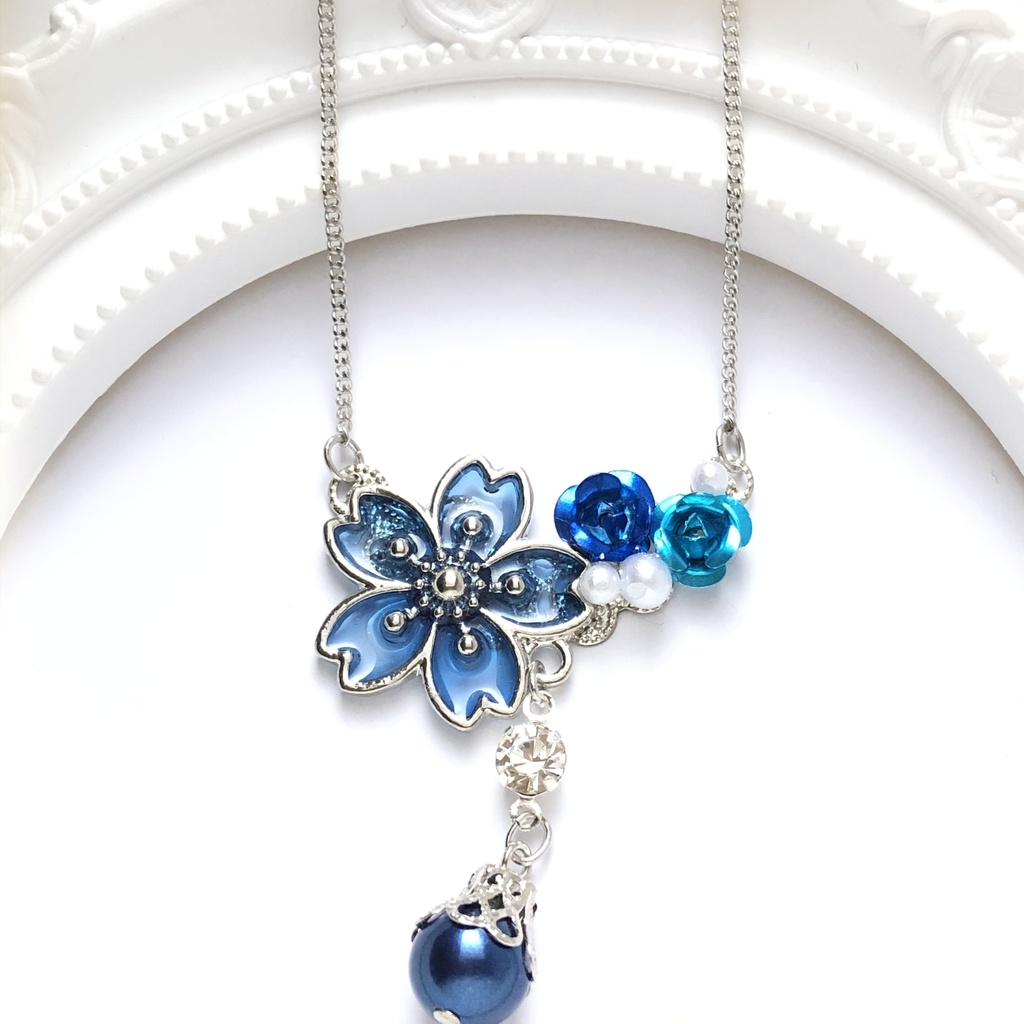 恋い焦がれた桜の青ネックレス