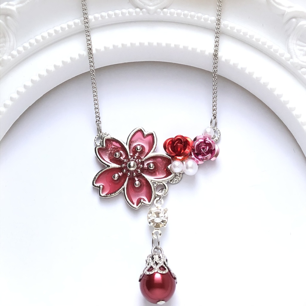恋い焦がれた桜の赤ネックレス
