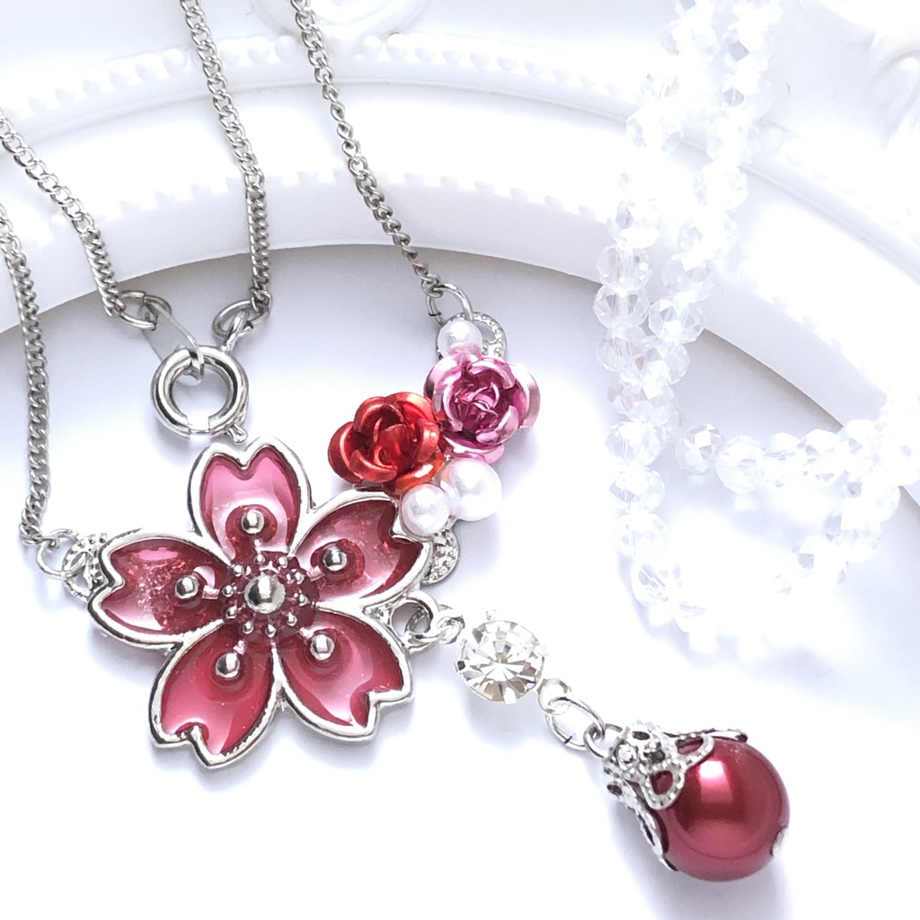 恋い焦がれた桜の赤ネックレス