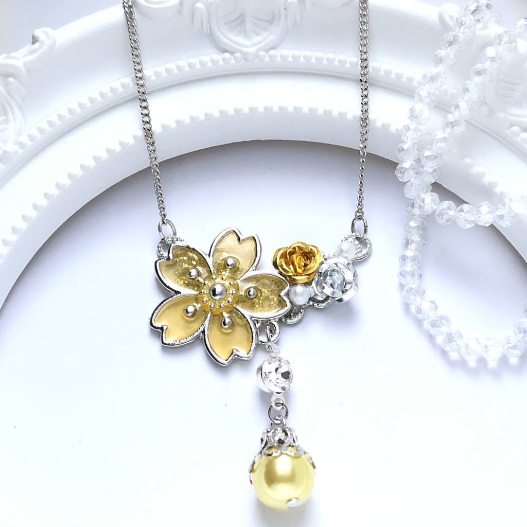 恋い焦がれた桜の黄色ネックレス