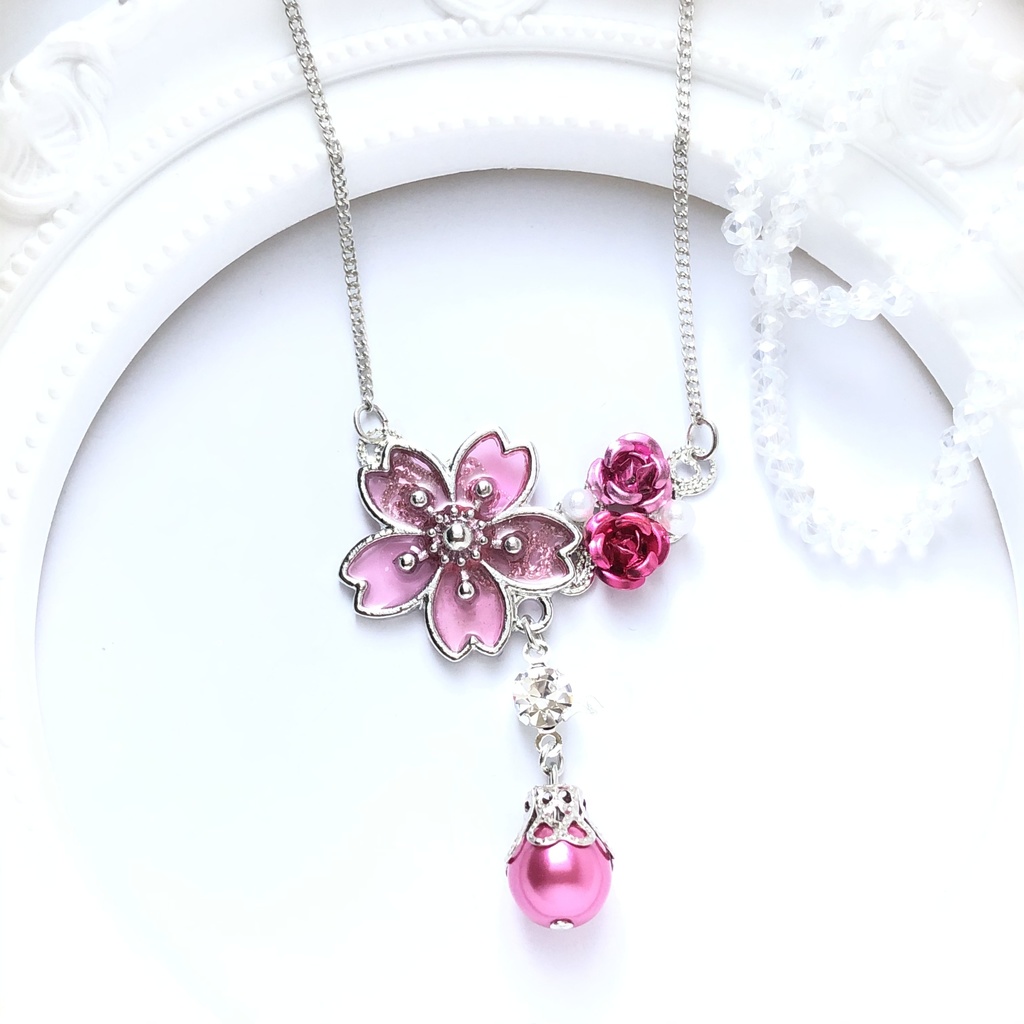 恋い焦がれた桜の桃色ネックレス