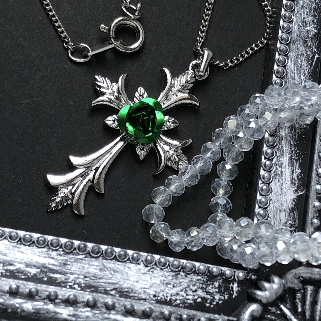 十字架と緑の薔薇ネックレス