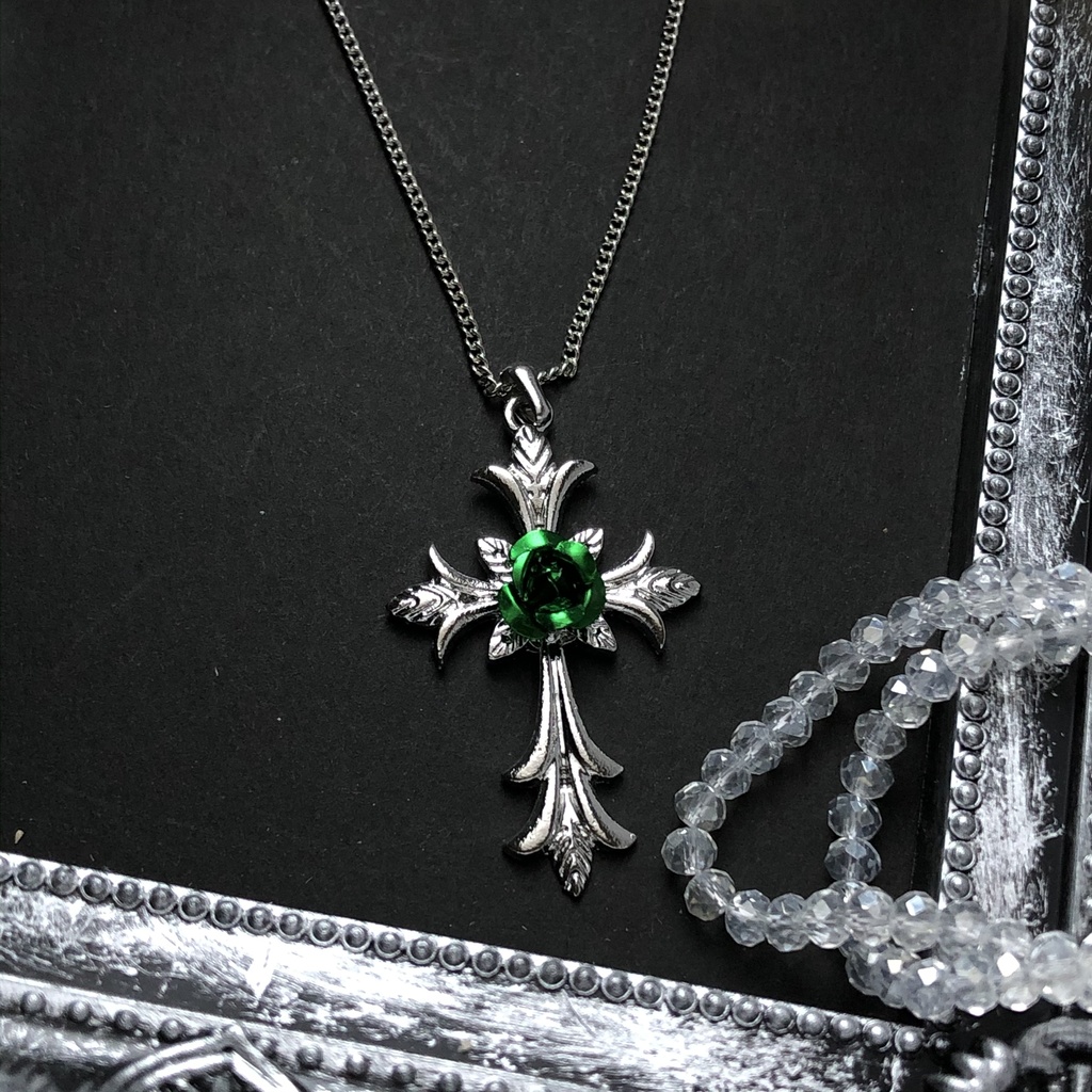 十字架と緑の薔薇ネックレス