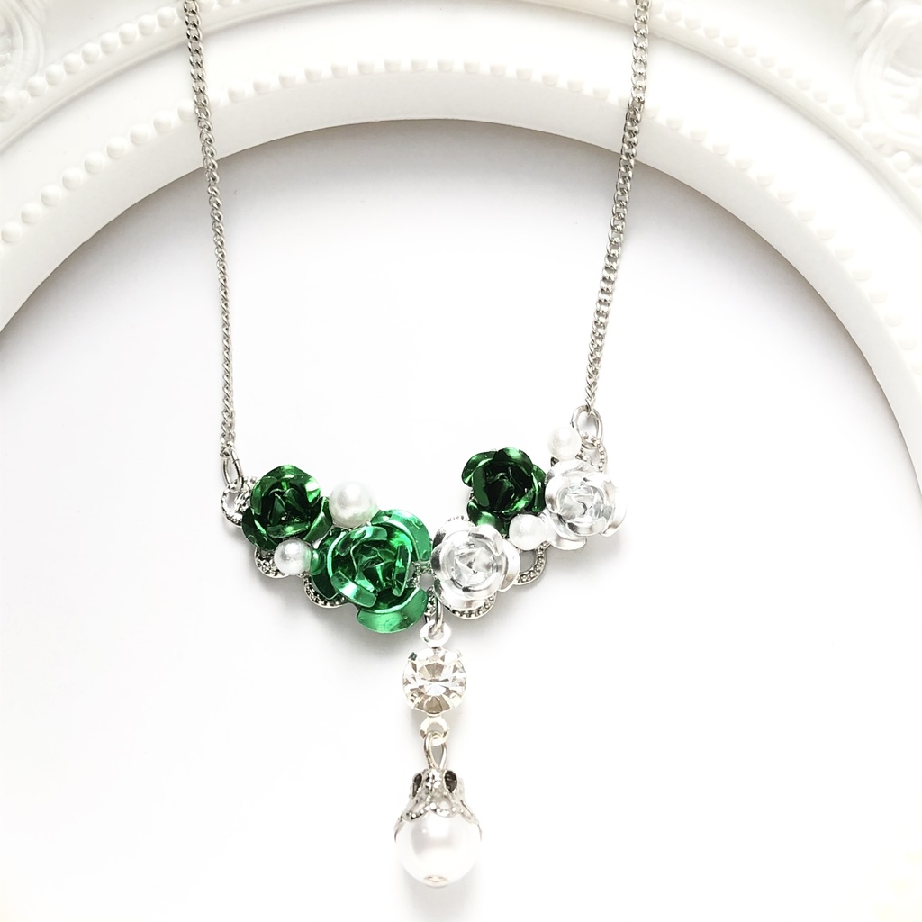 恋い焦がれた薔薇の緑ネックレス
