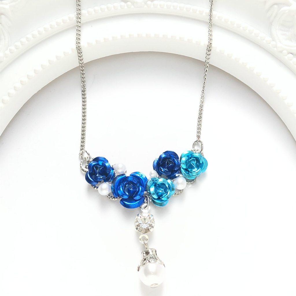 恋い焦がれた薔薇の青ネックレス