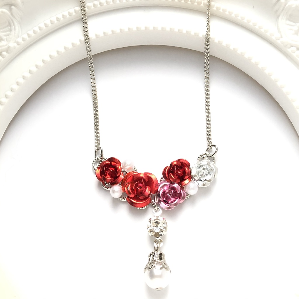恋い焦がれた薔薇の赤ネックレス
