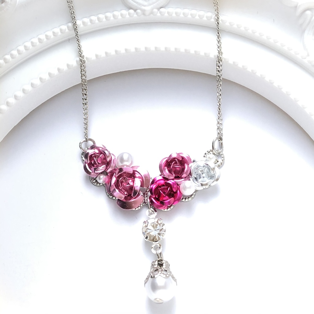 恋い焦がれた薔薇の桃色ネックレス