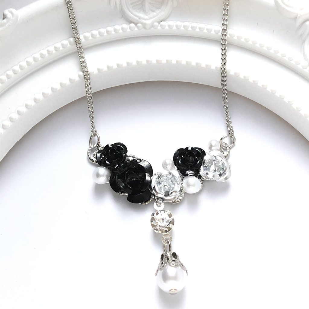 恋い焦がれた薔薇の黒ネックレス