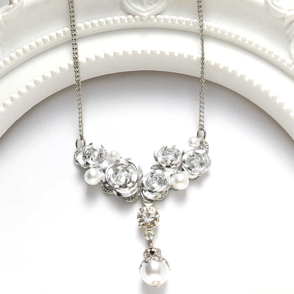 恋い焦がれた薔薇の白ネックレス