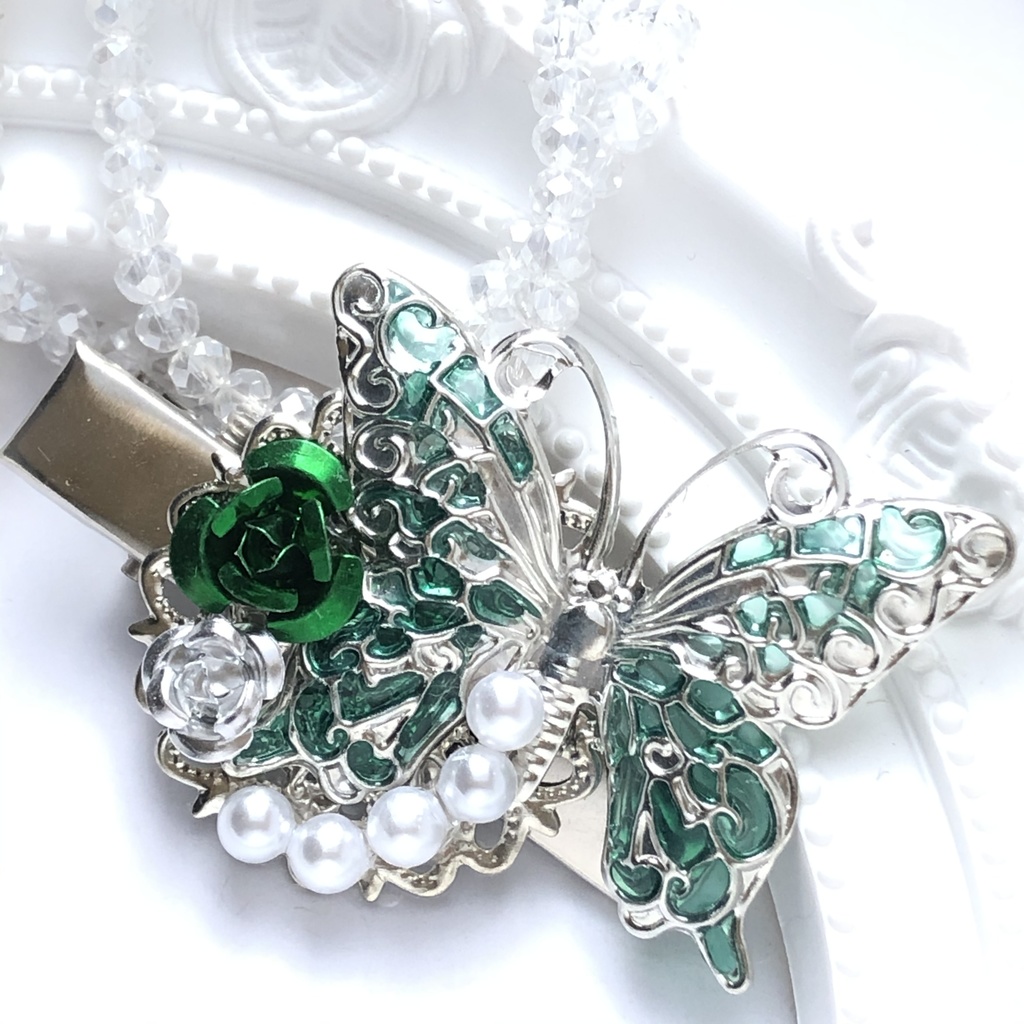 緑の蝶と薔薇ヘアクリップ