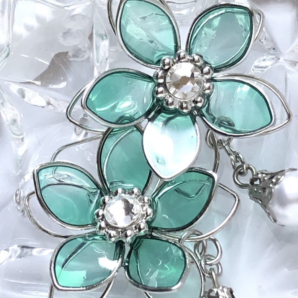 雫と緑の硝子花ピアス