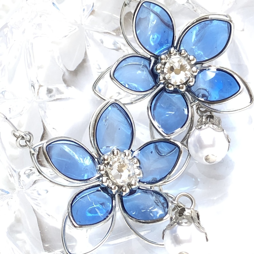 雫と青の硝子花ピアス