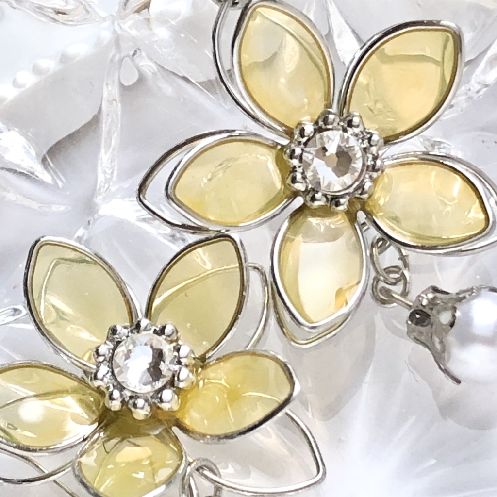 雫と黄色の硝子花ピアス