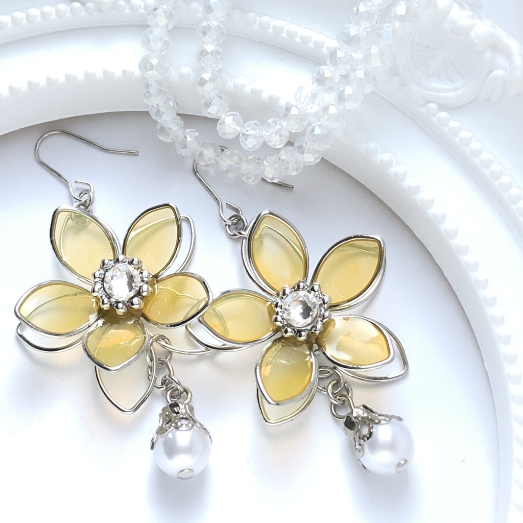 雫と黄色の硝子花ピアス