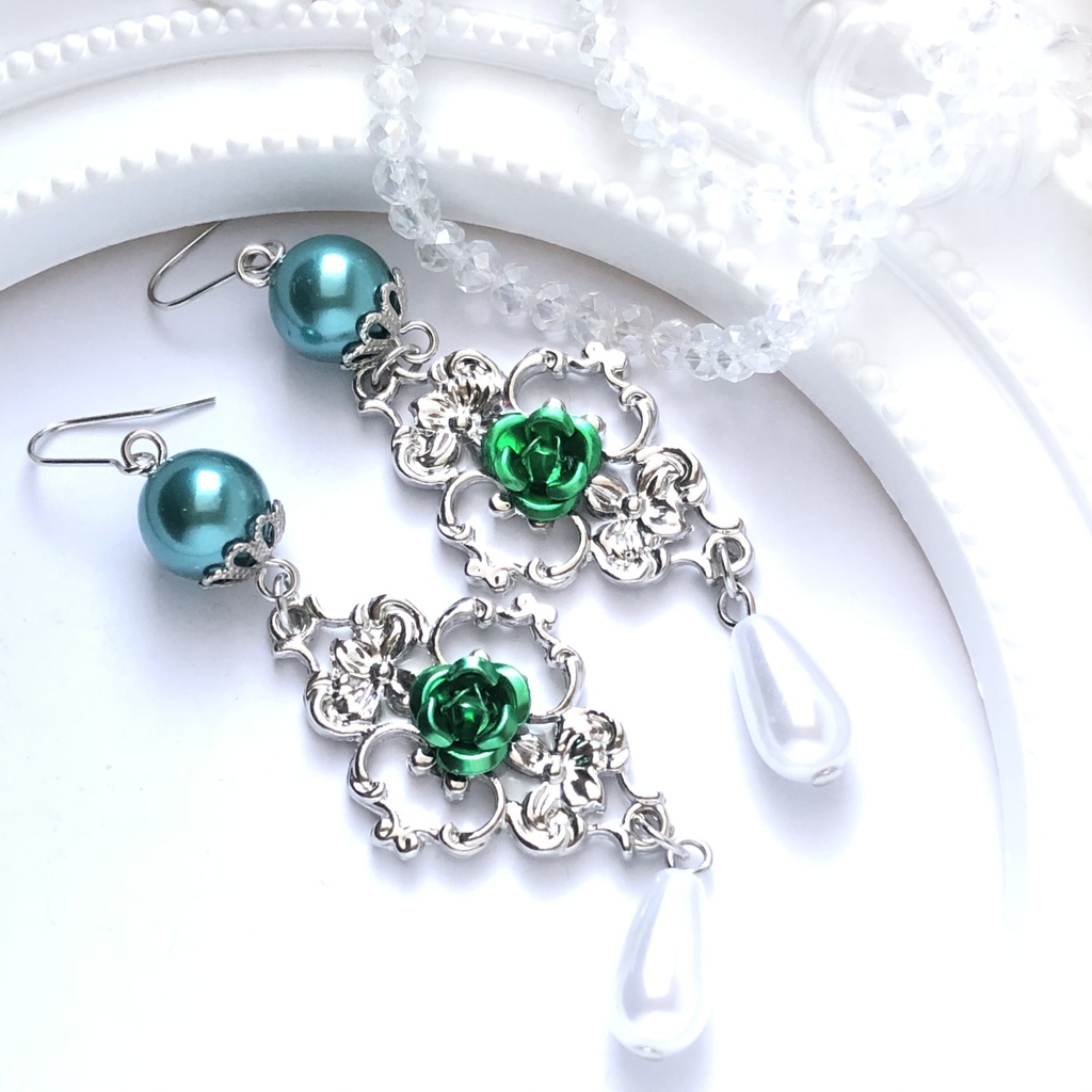 緑の薔薇の肖像ピアス