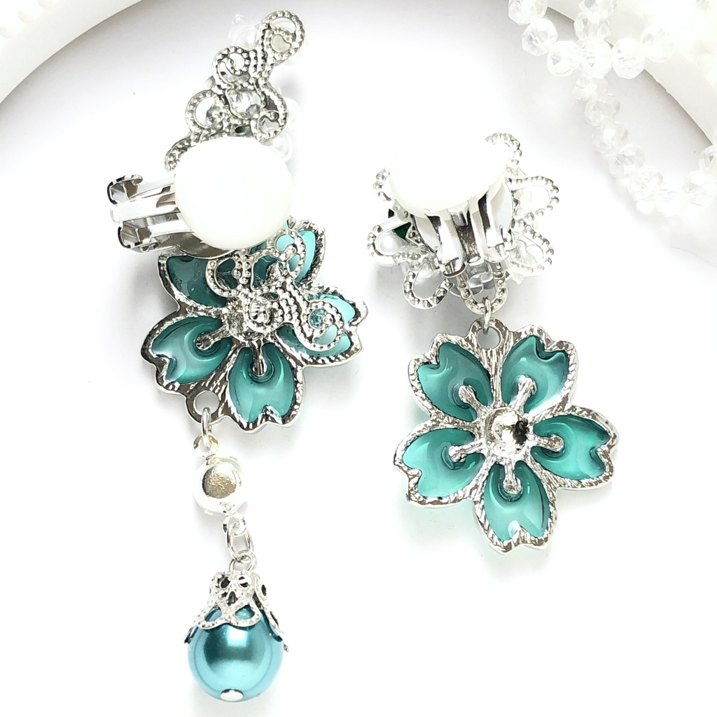 恋い焦がれた桜の赤イヤーカフ イヤリング