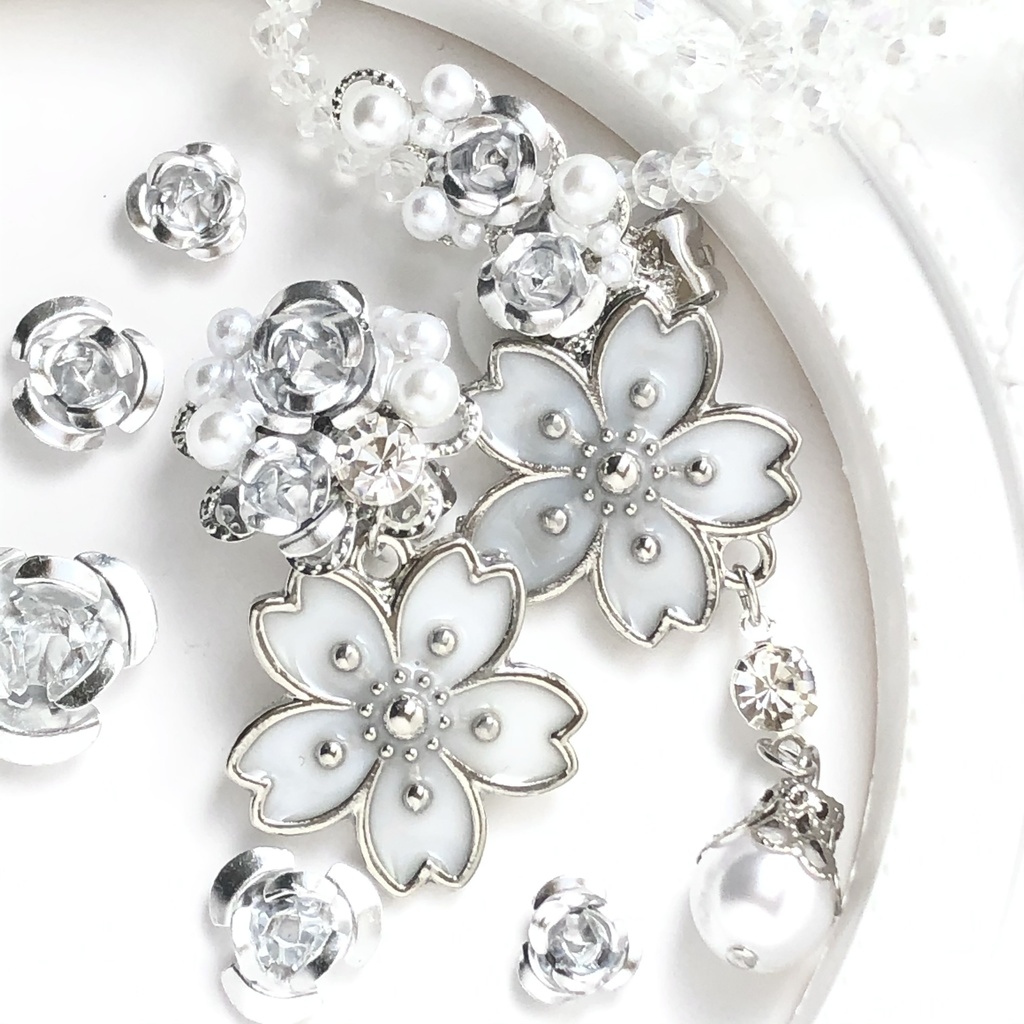 恋い焦がれた桜の白イヤーカフイヤリング