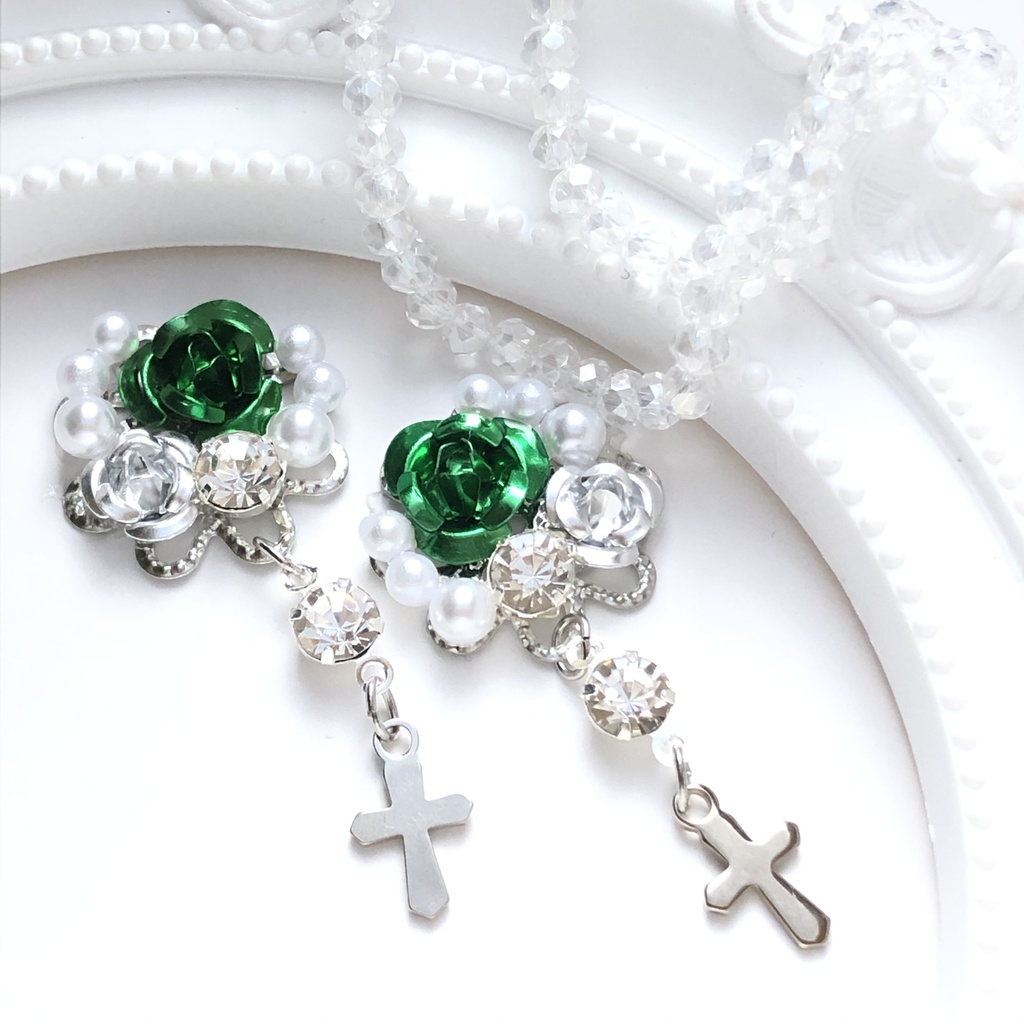 十字架と緑の箱庭ピアス