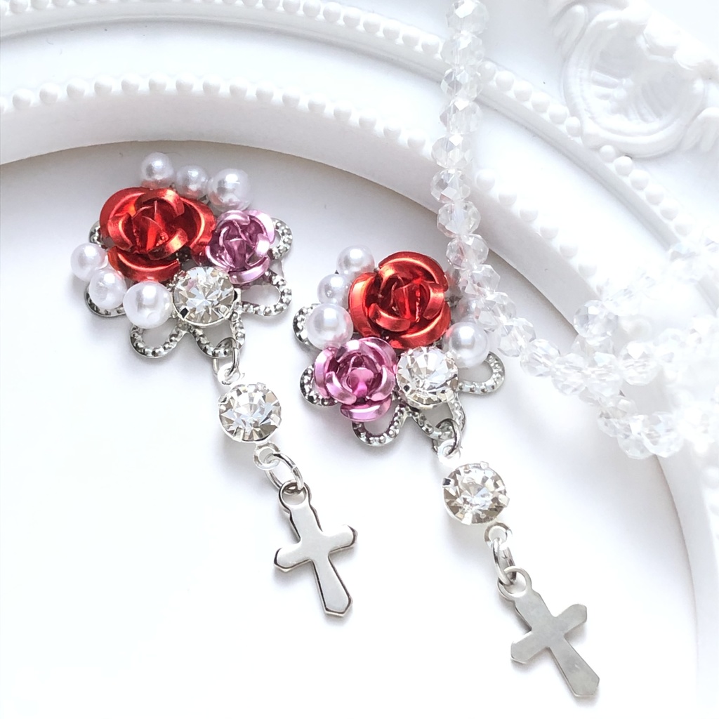 十字架と赤の箱庭ピアス