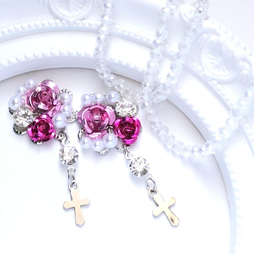 十字架と桃色の箱庭ピアス