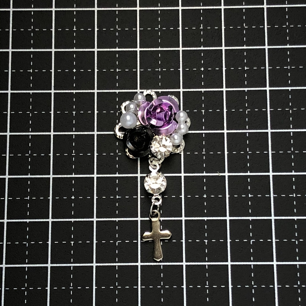 十字架と桃色の箱庭ピアス