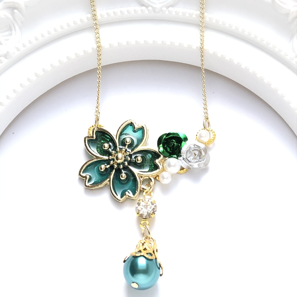 恋い焦がれた桜の緑ネックレス