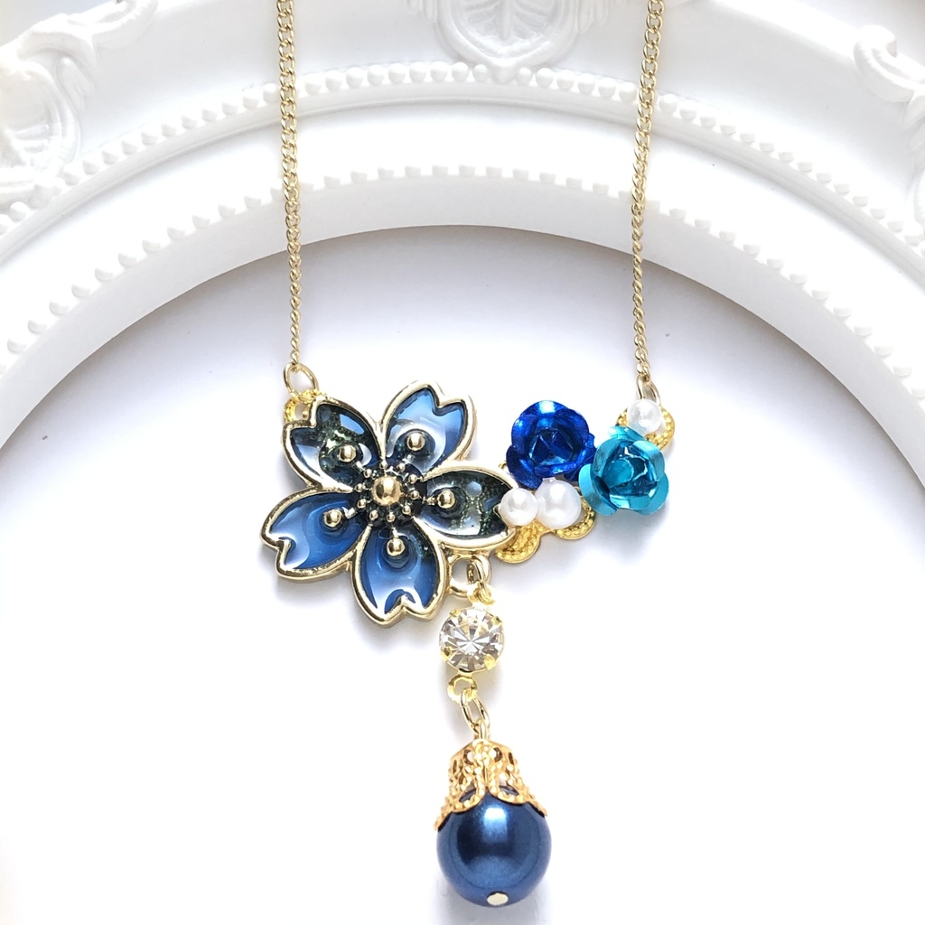 恋い焦がれた桜の青ネックレス
