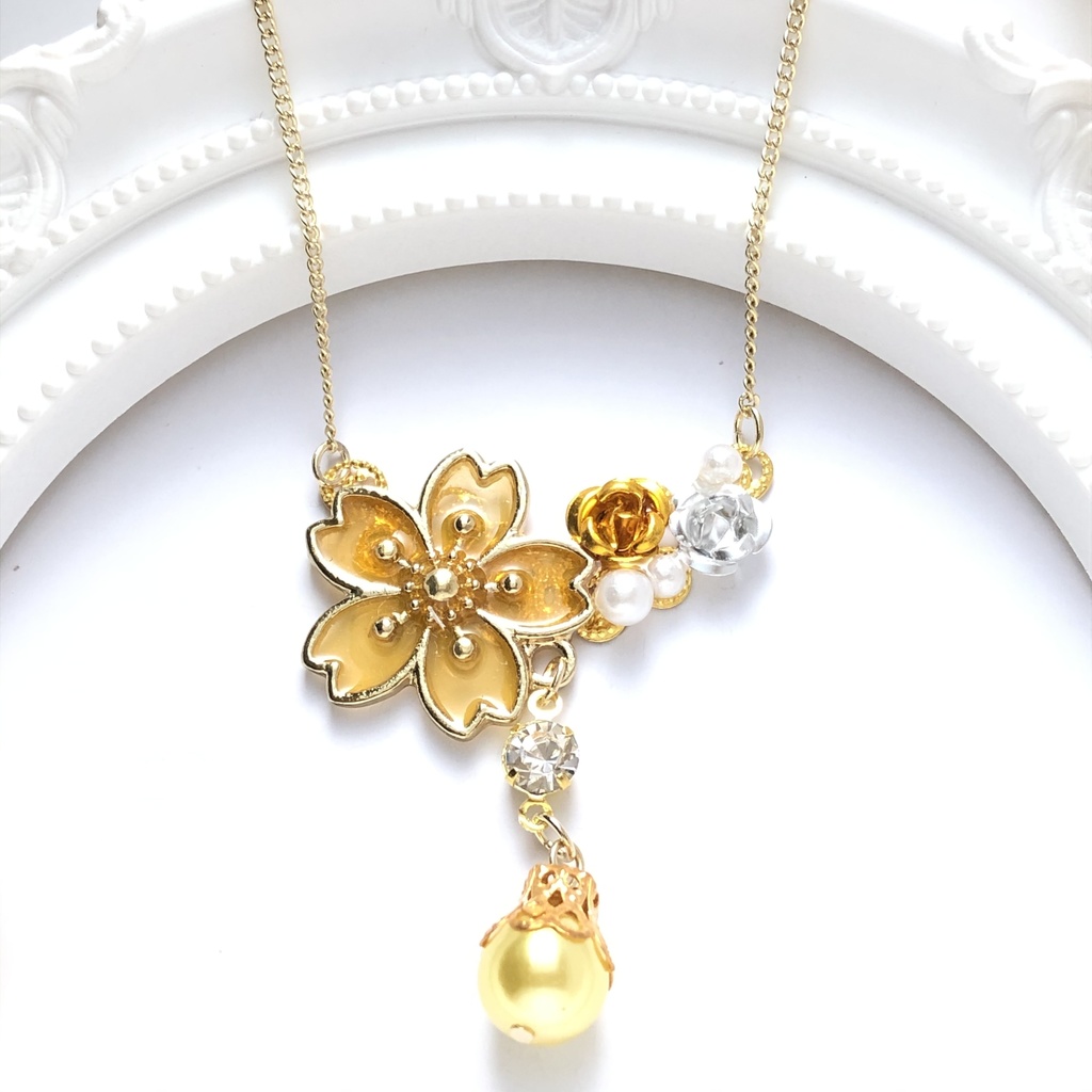 恋い焦がれた桜の黄色ネックレス