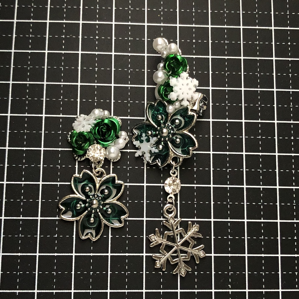 恋い焦がれた雪桜の緑イヤーカフイヤリング