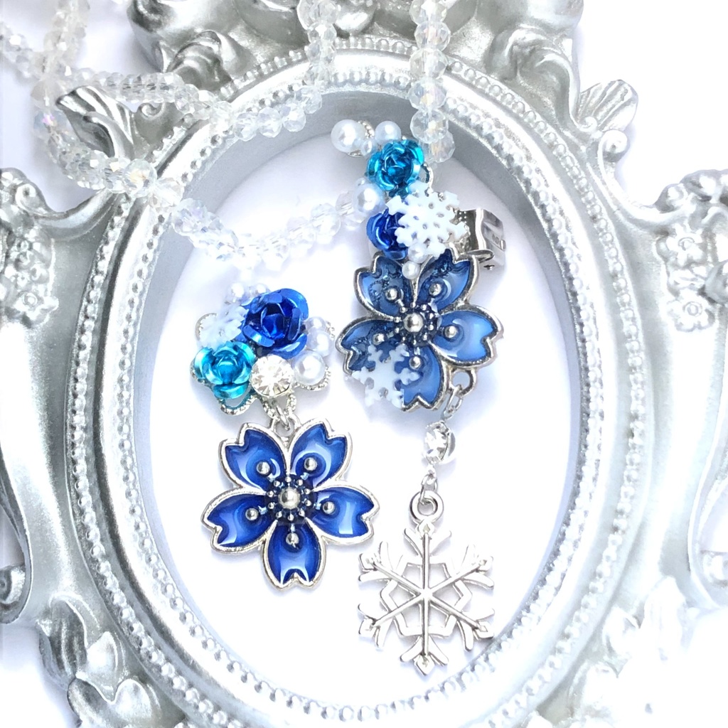 恋い焦がれた雪桜の青イヤーカフイヤリング