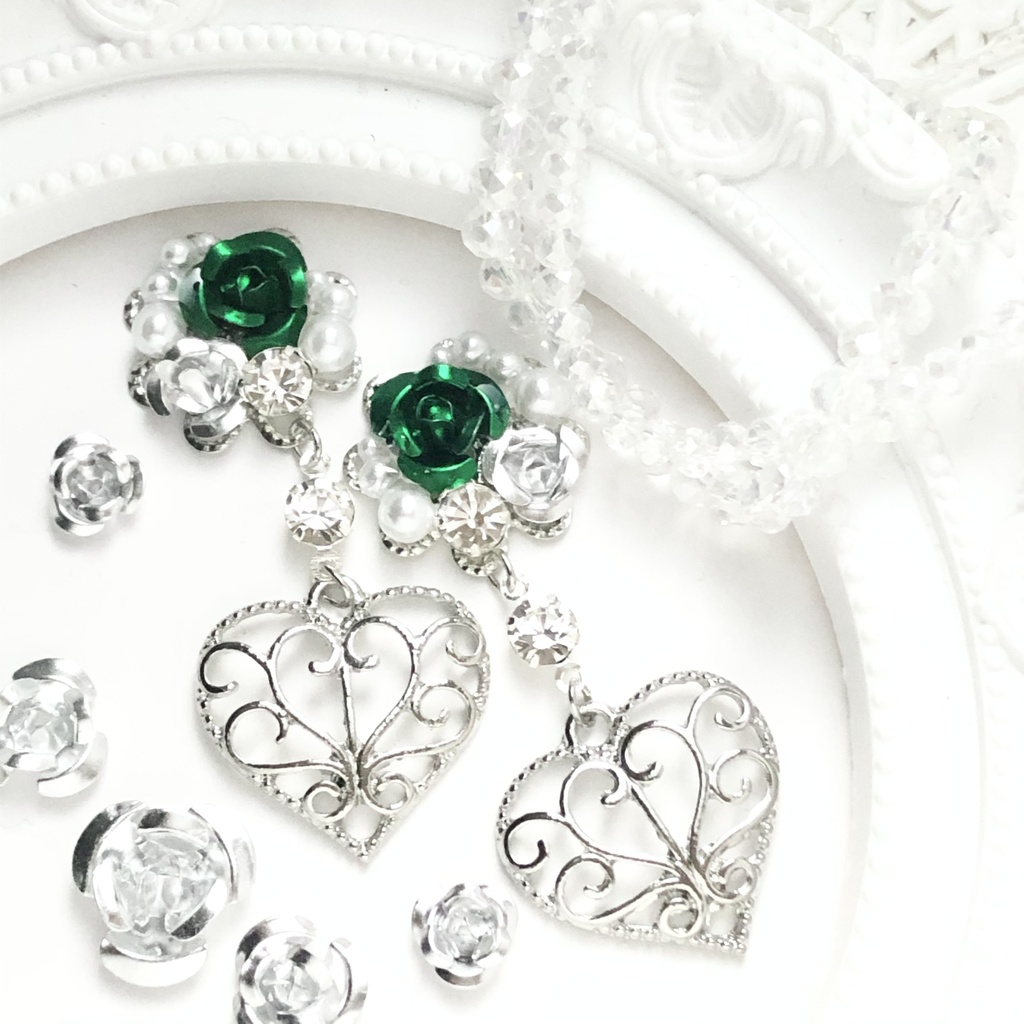 心模様と緑の箱庭ピアス