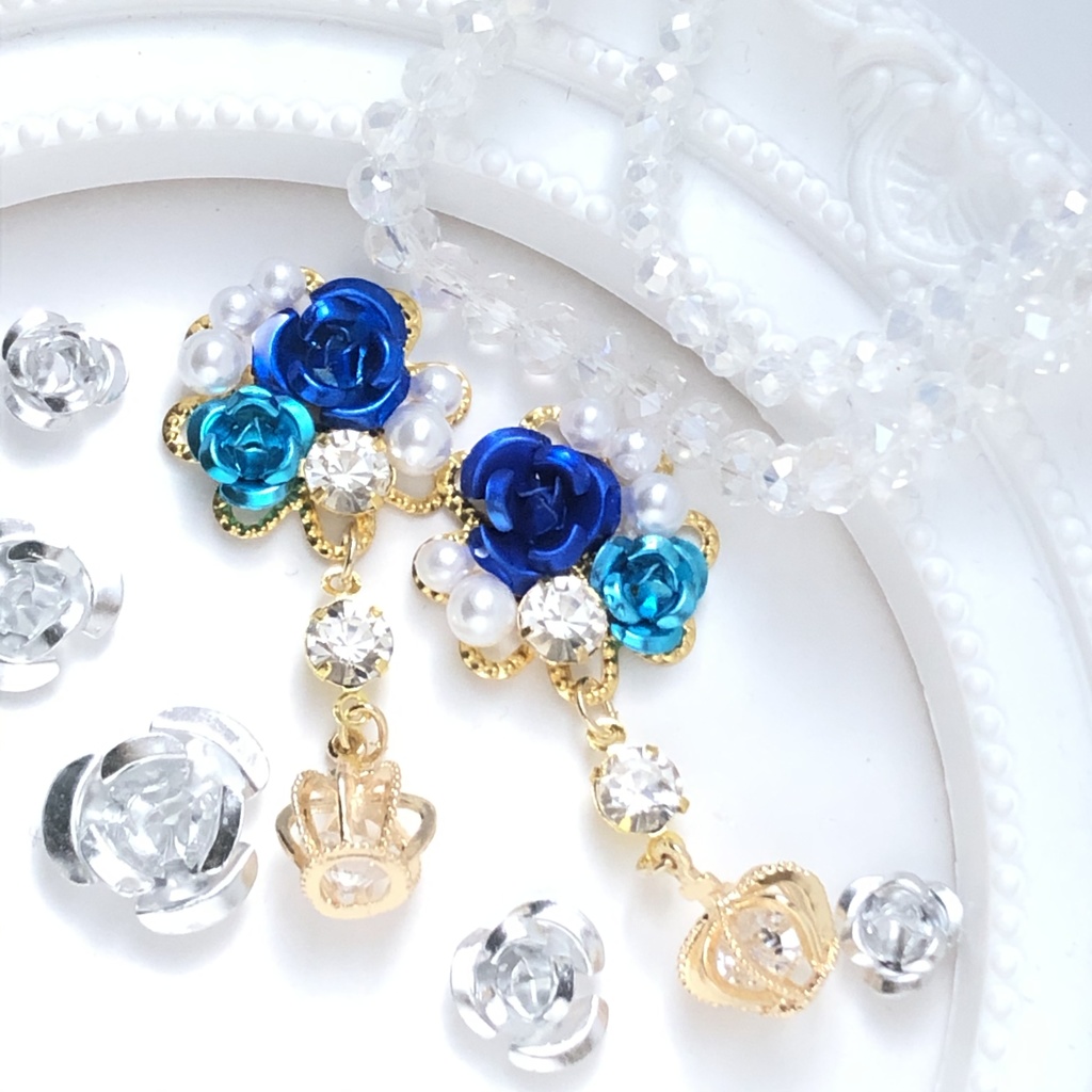 王冠と青の箱庭ピアス