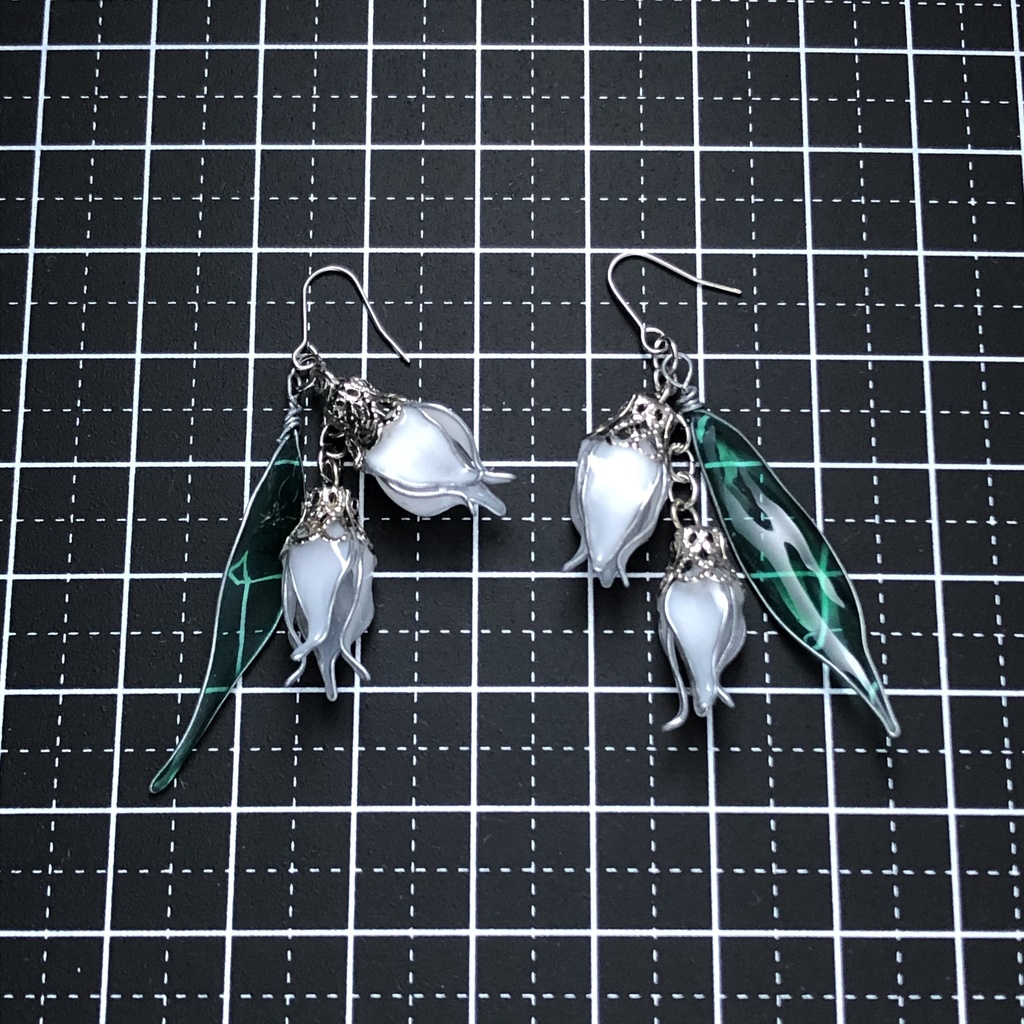 揺らめく鈴蘭ピアス