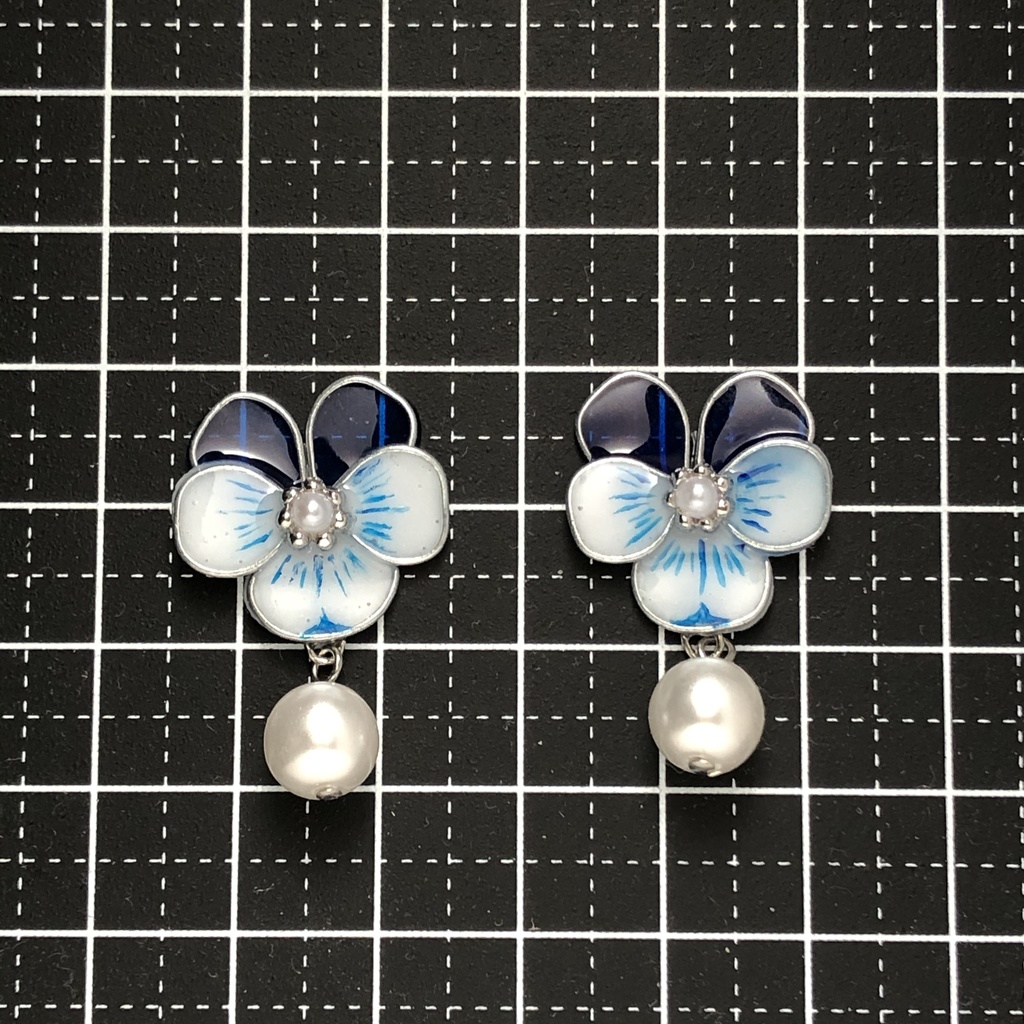 青のビオラピアス