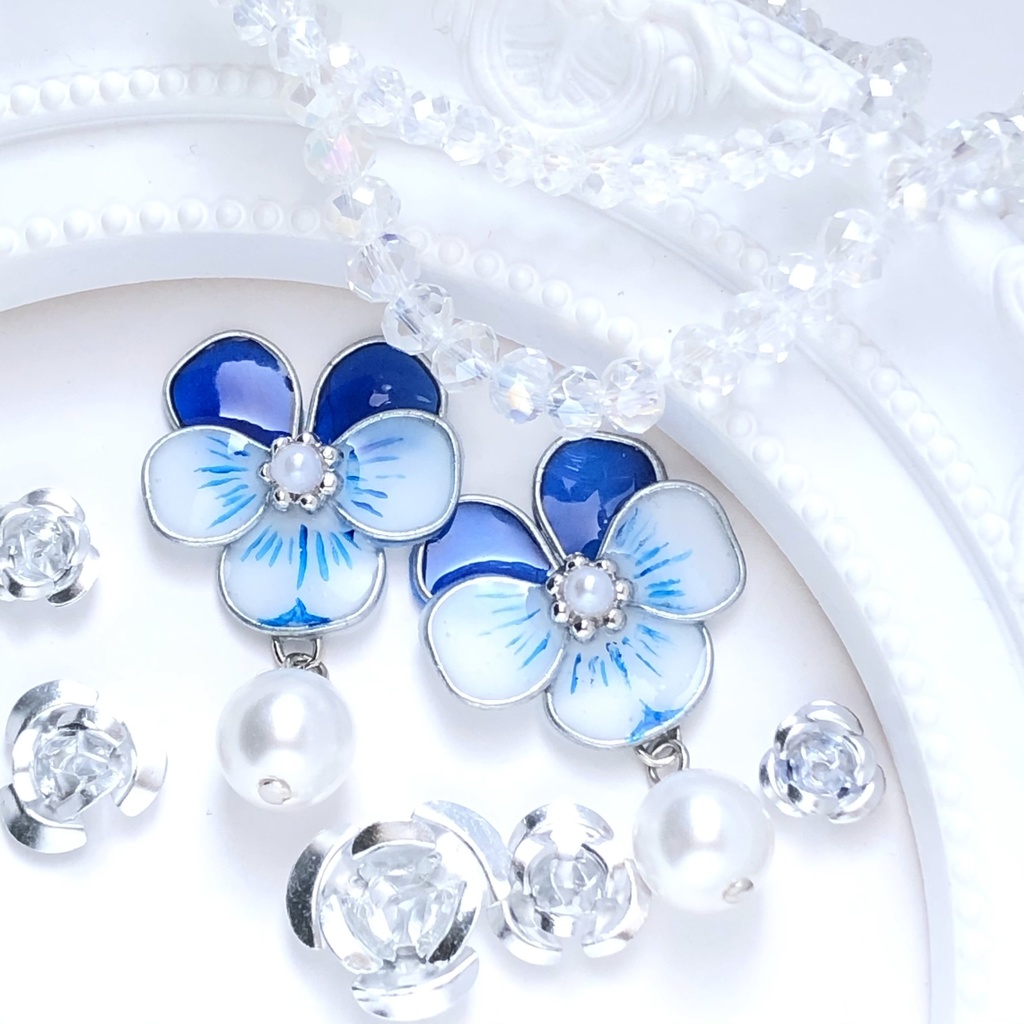 青のビオラピアス