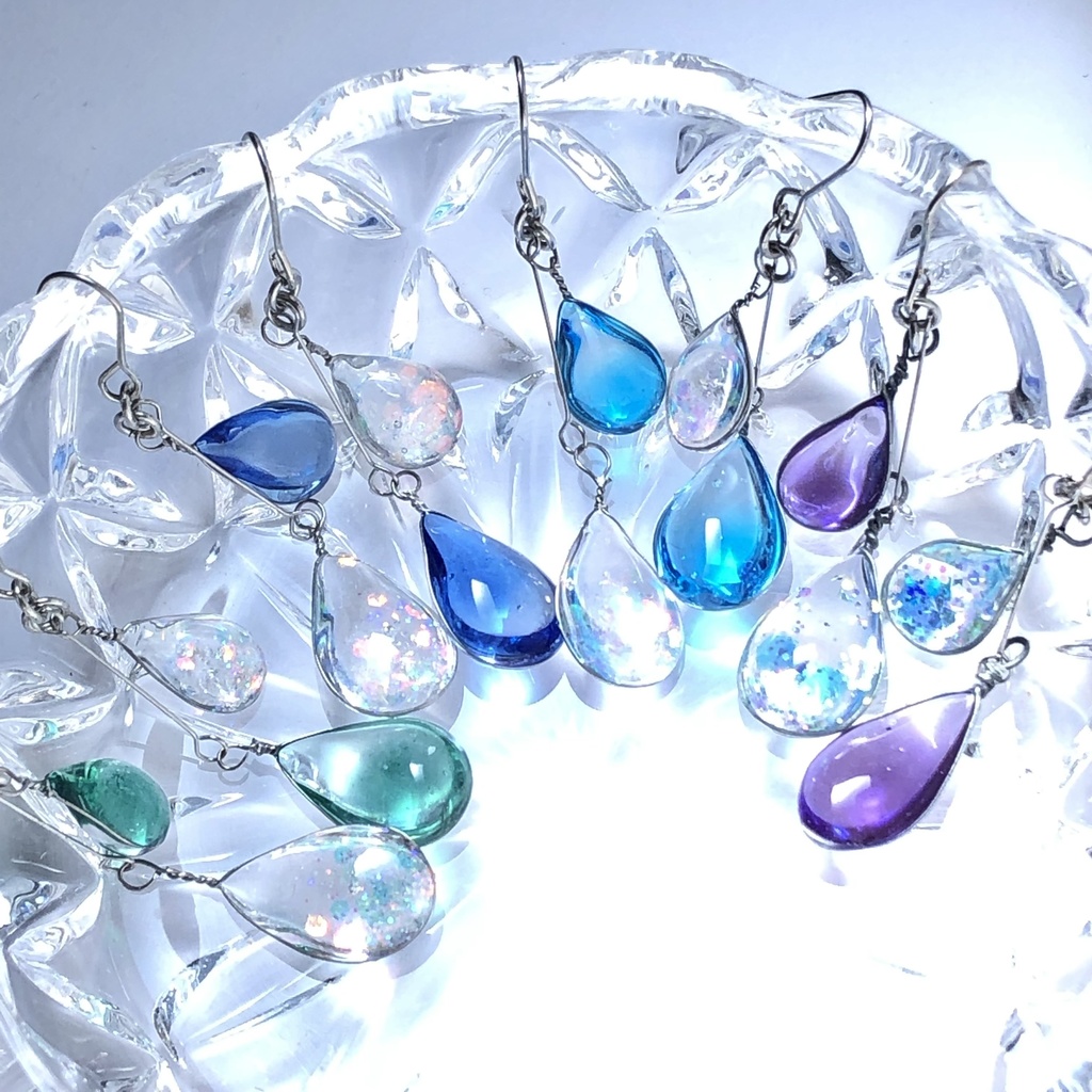 ゆらゆら揺らめく紫の雫ピアス