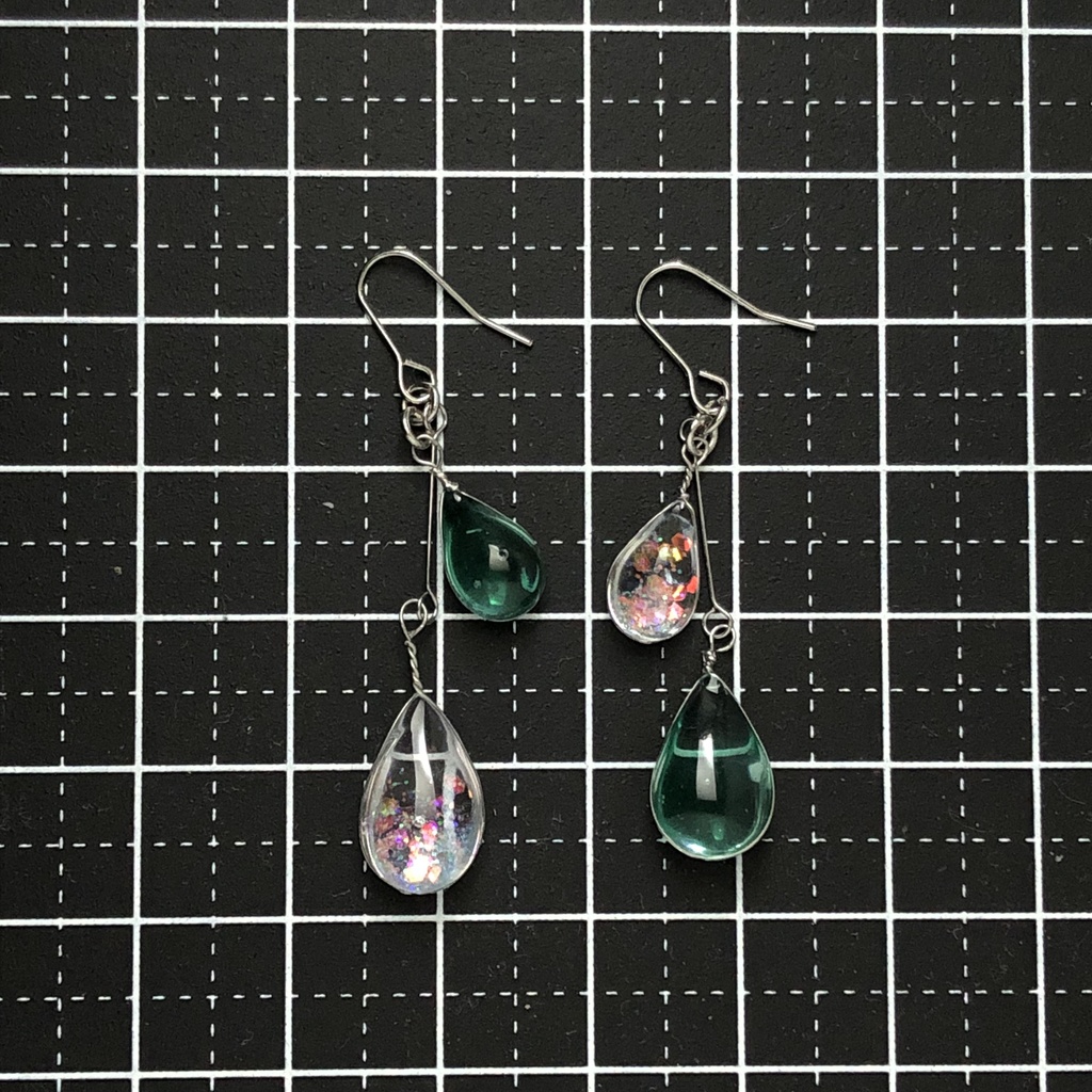 ゆらゆら揺らめく紫の雫ピアス