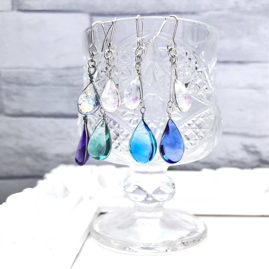 ゆらゆら揺らめく紫の雫ピアス