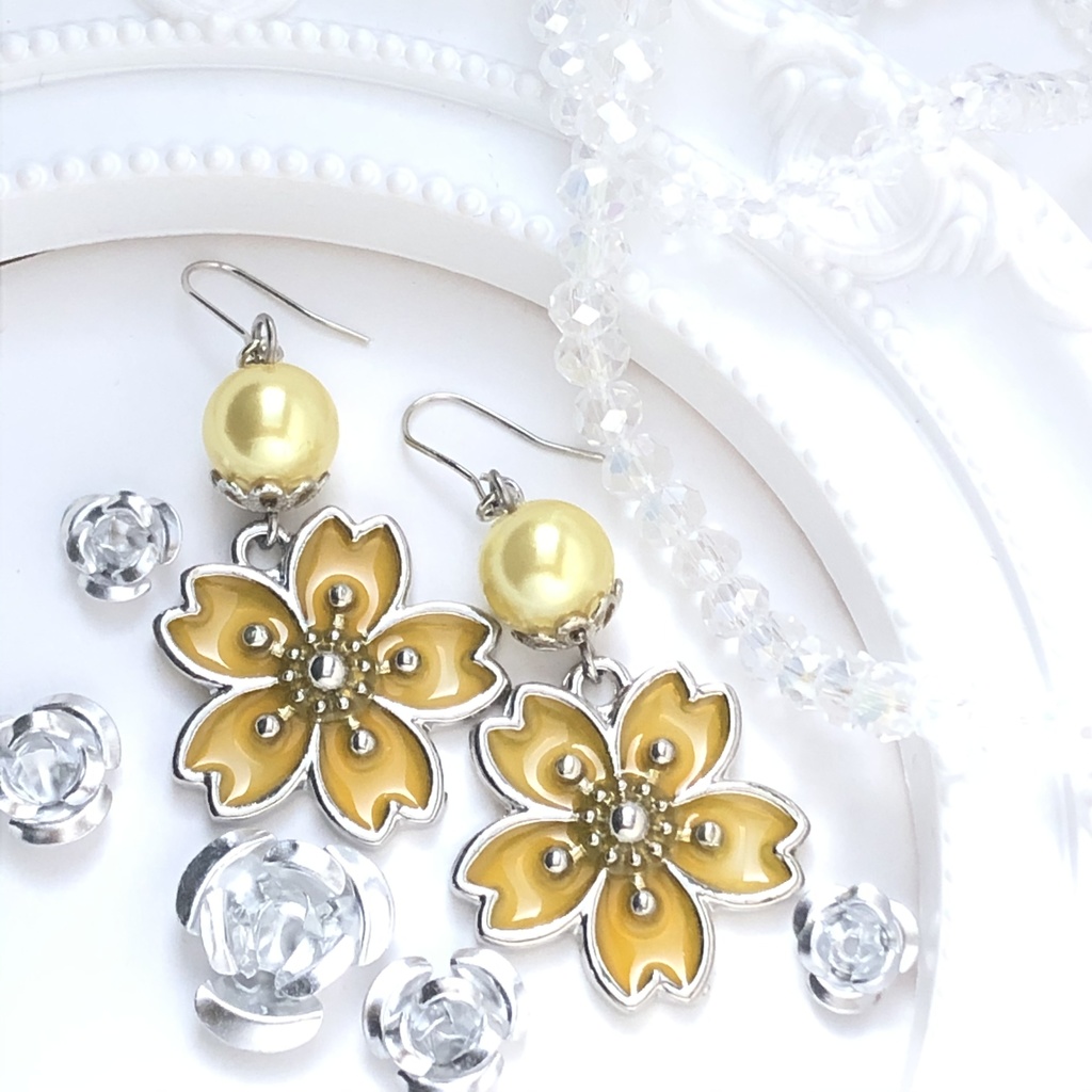 黄色の桜ピアス