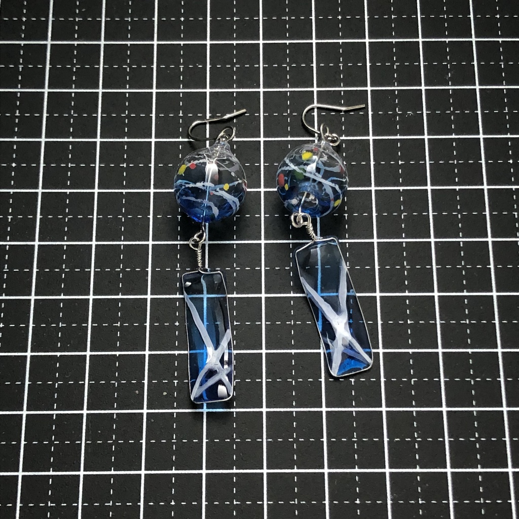青のヨーヨーの風鈴ピアス