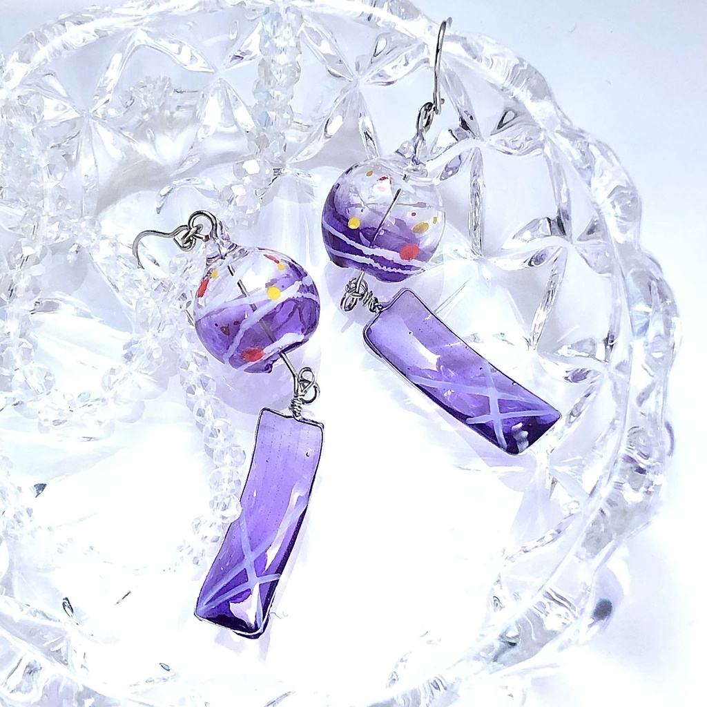 紫のヨーヨーの風鈴ピアス