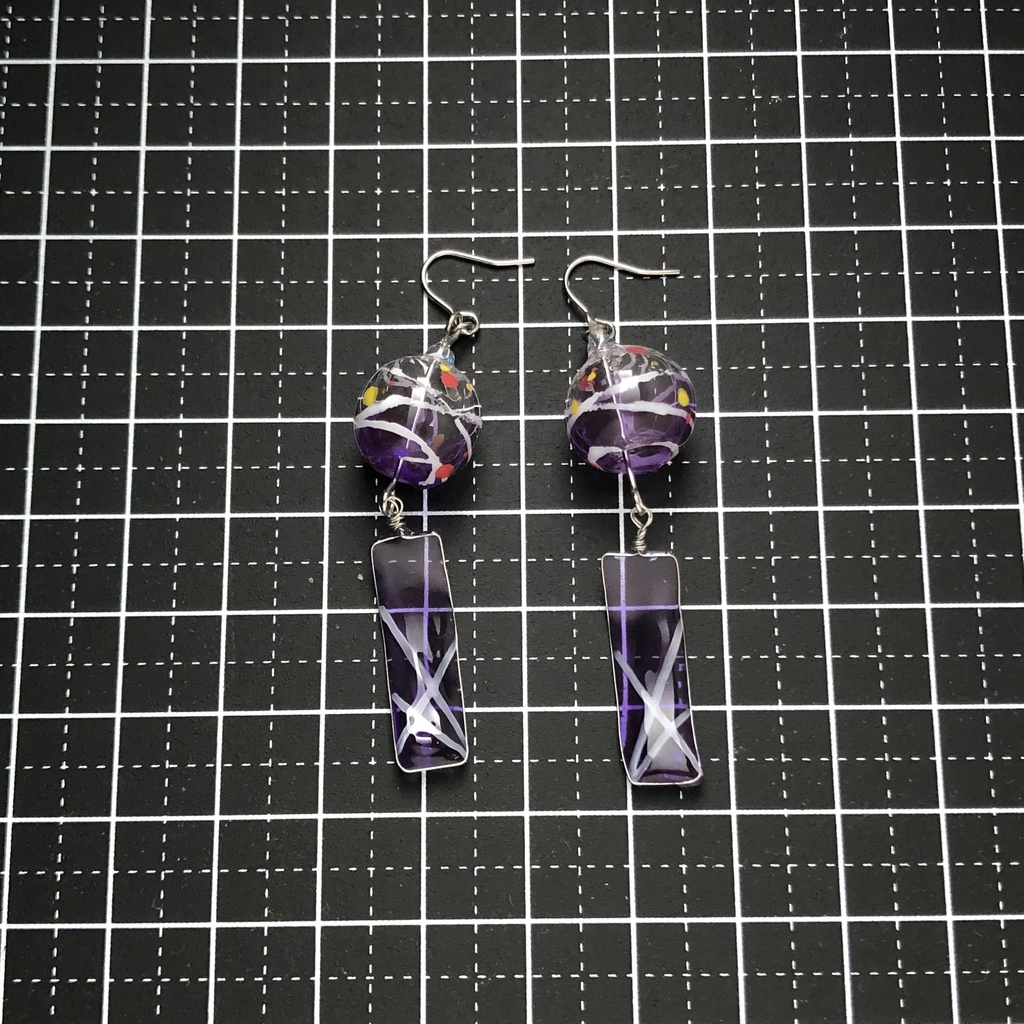 紫のヨーヨーの風鈴ピアス