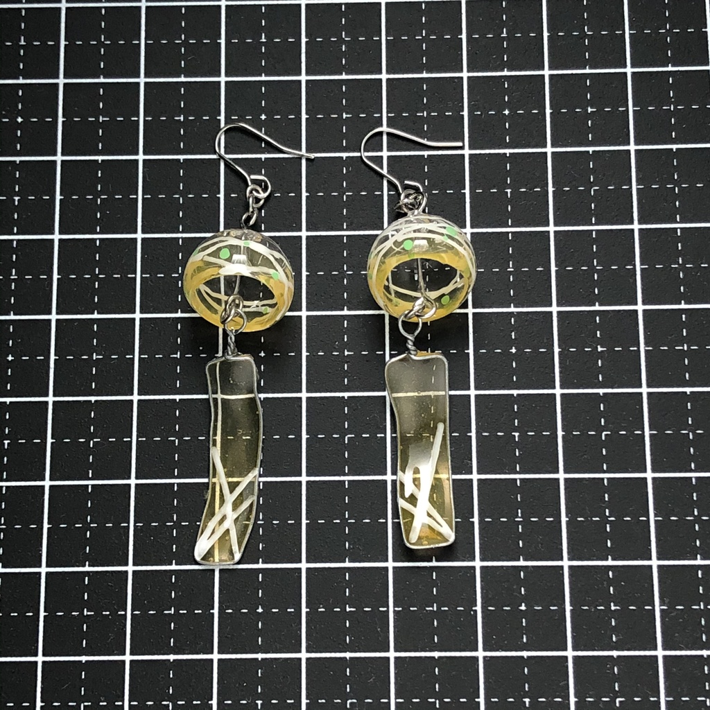 黄色のヨーヨーの風鈴ピアス