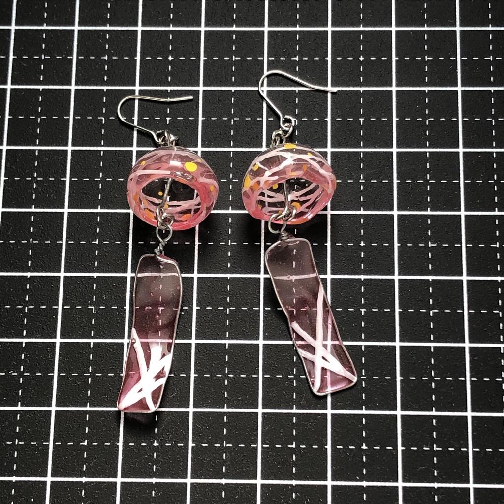 桃色のヨーヨーの風鈴ピアス