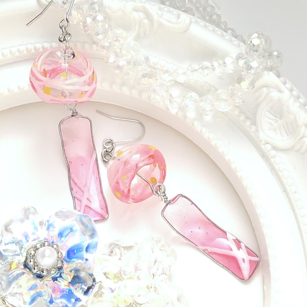 桃色のヨーヨーの風鈴ピアス