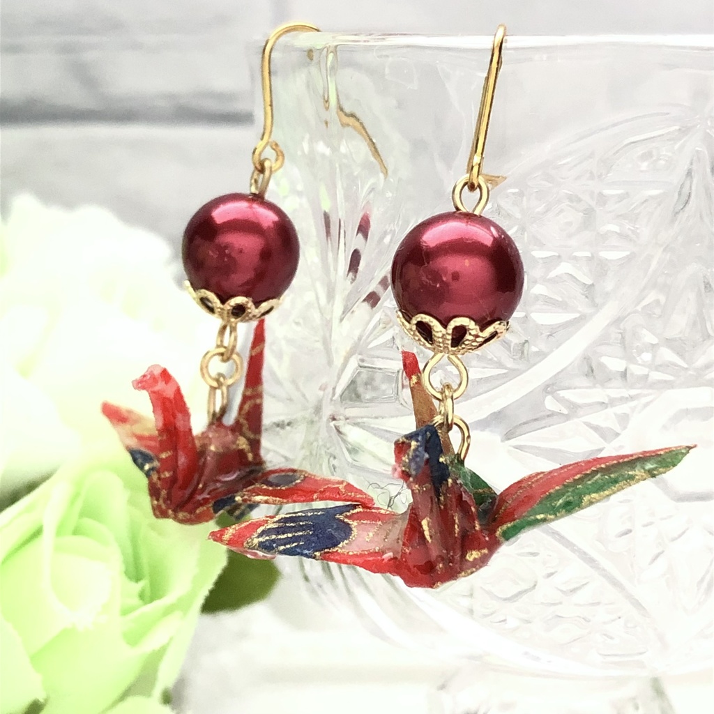 折り鶴と赤の真珠ピアス