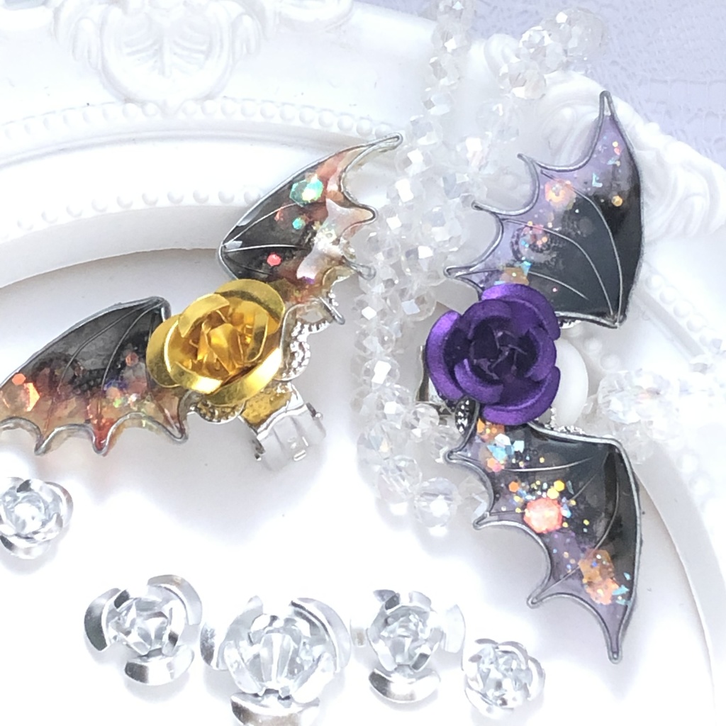 蝙蝠と赤の薔薇ピアス